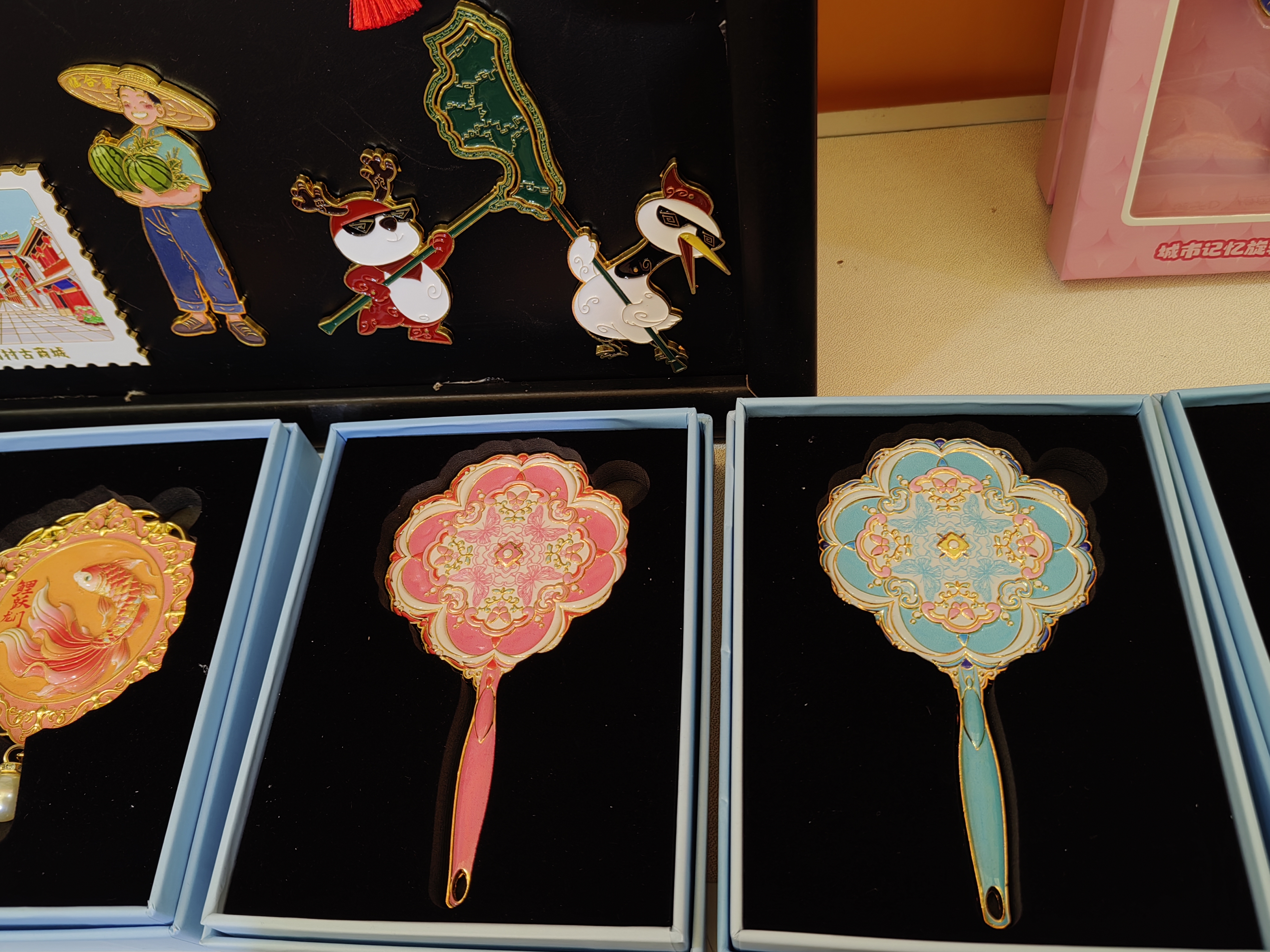 Bonnie Craft különféle hűtőmágneseket mutat be a Shanghai New International Expo Centerben